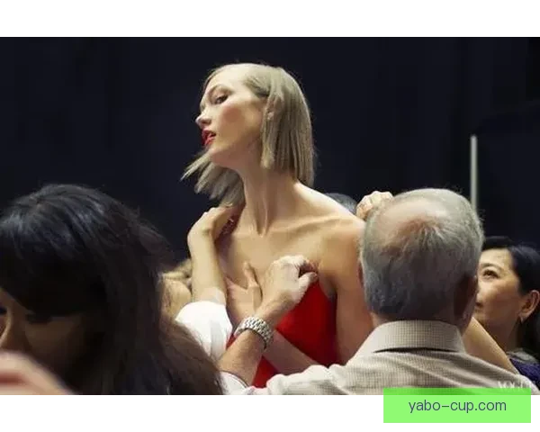 范德比尔特戏弄东契奇要求穿自己衣服戴金链 在更衣室走秀一番