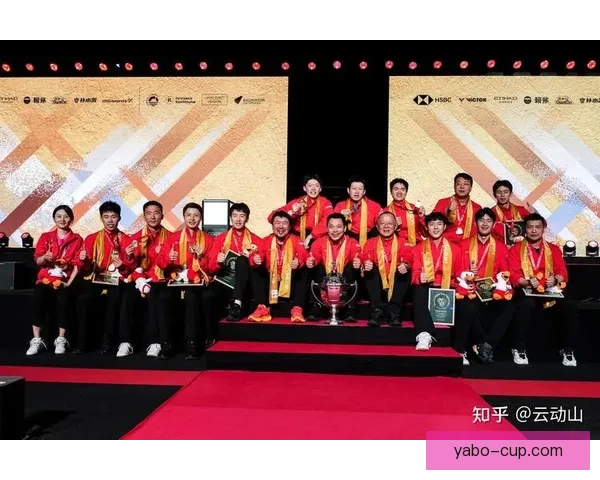 中国队3比1战胜法国队第十二次捧起汤姆斯杯全队围圈庆祝